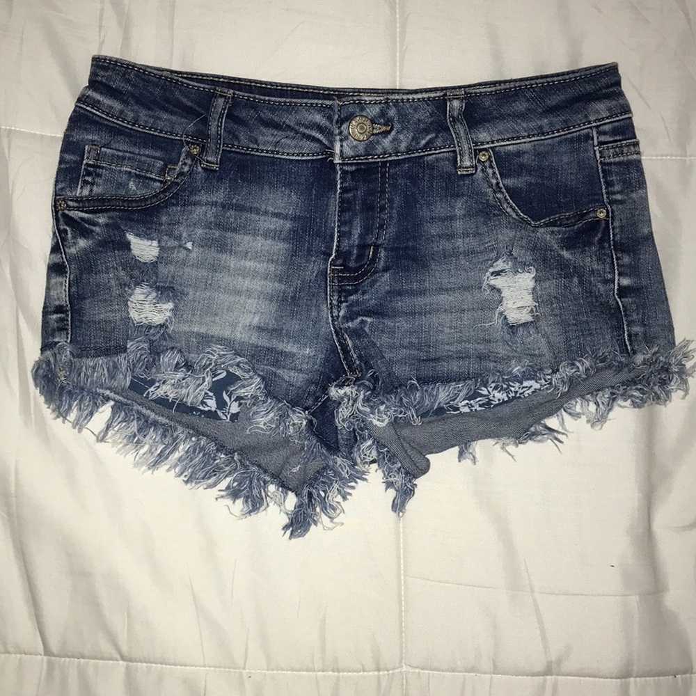 Pocket detailed distressed denim shorts
